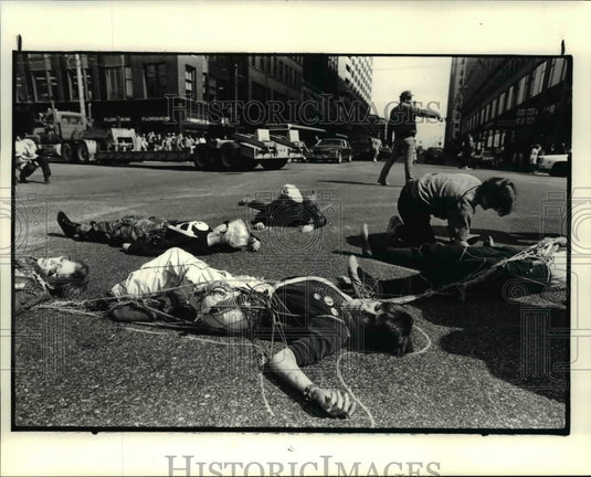 1985 Press Photo No Business as Usual protestors lay dead - Historic Images