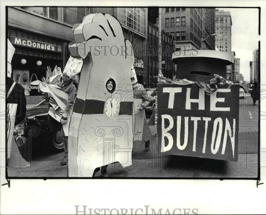 1984 Press Photo Nuclear Arms Race parade at Euclid Ave - Historic Images