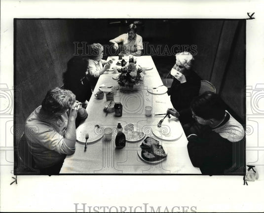 1984 Press Photo The community breakfast during the riots in Cleveland - Historic Images