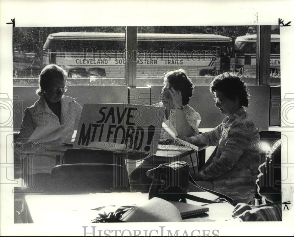 1984 Press Photo The parents and students during the school closing - Historic Images