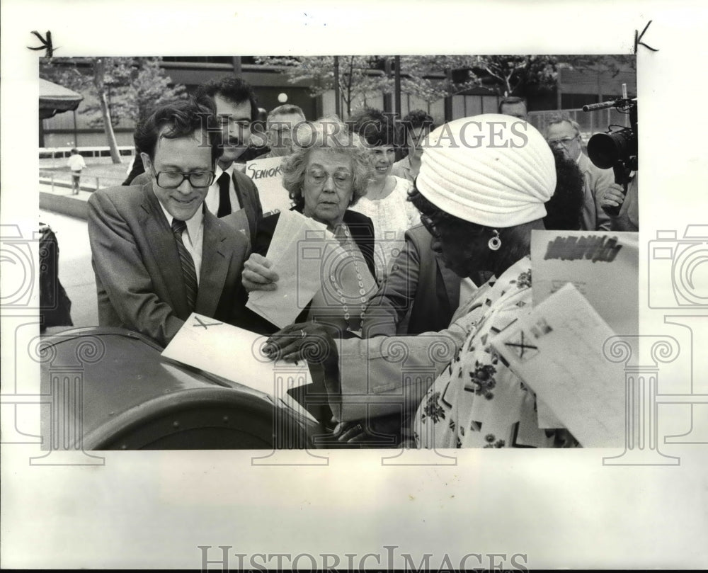 1984 Press Photo  The senior citizens at the Federal Building during the strike - Historic Images