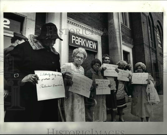 1988 Press Photo The Parkview apartment demonstration - Historic Images