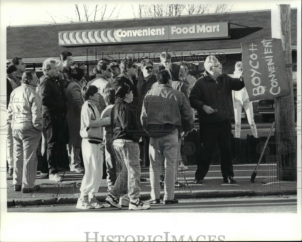 1989 Press Photo Residents of Colinwood Village Protest at Convenient Food Mart - Historic Images