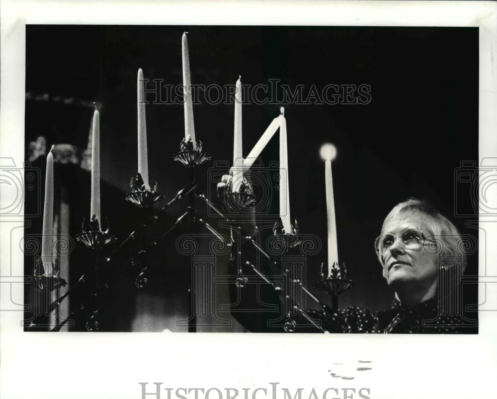 1986 Press Photo Martha Knopr light a candle for Buddhist during Word Peace Day. - Historic Images