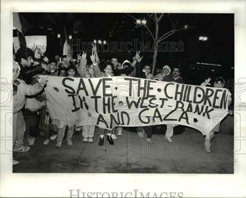 1987 Press Photo Children Lead the Parade of Palestinians thru Public Square - Historic Images