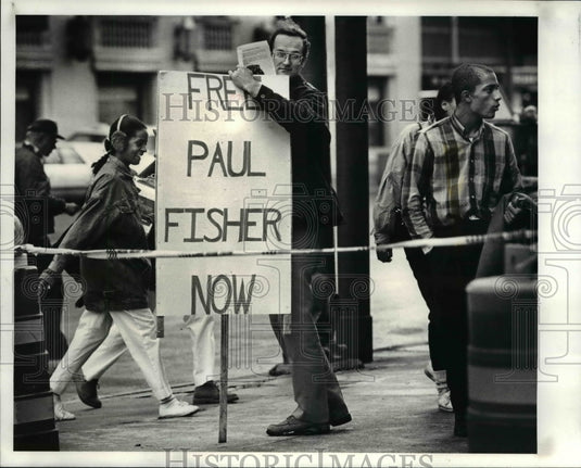 1987 Press Photo Peter Horth of Cleveland Holds Signs in Public Square - Historic Images
