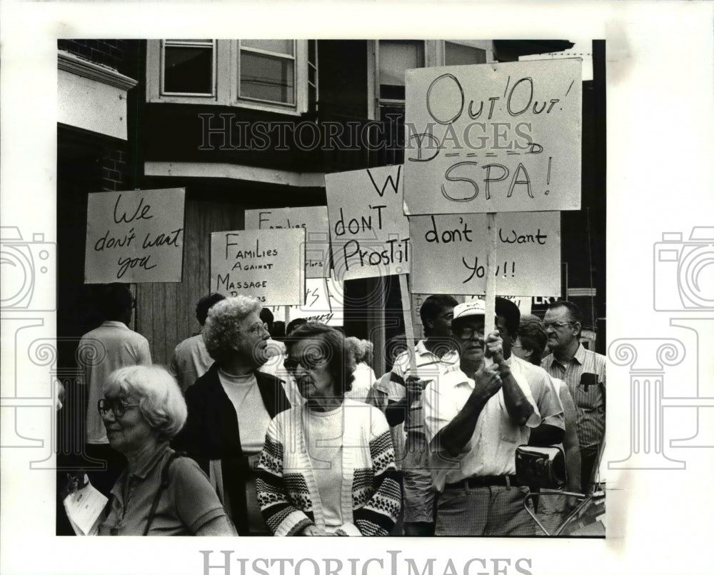 1987 Press Photo Neighbors Picket a Massage Parlor at 11921 Loraine  Avenue - Historic Images