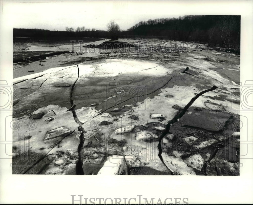 1981 Press Photo Slabs of ice in Chagrin River on Riverside Rd, Willoughby - Historic Images