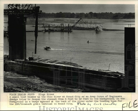1988 Press Photo The small boat at the Ohio River which is being deepen - Historic Images