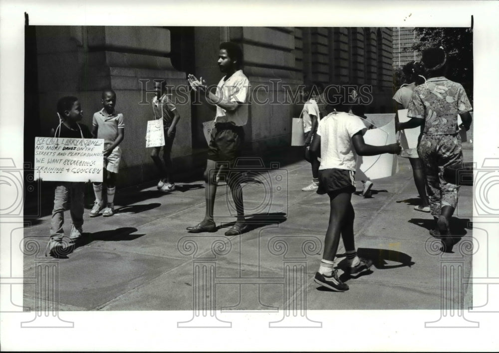 1986 Press Photo Dwight Yancy with the young Blacks during the protest - Historic Images