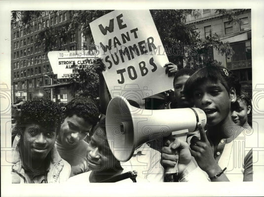 1984 Press Photo Allison Owens sings her Jobs song at Public Square - Historic Images