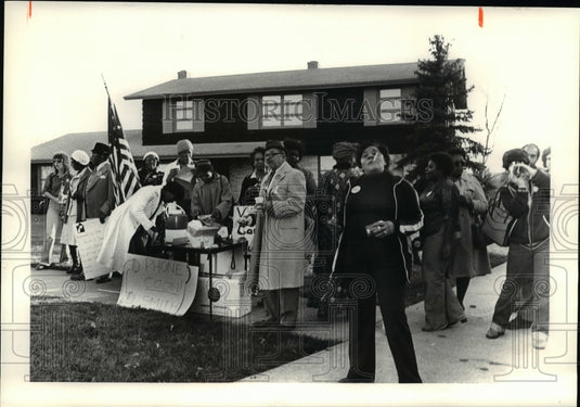 1979 Press Photo Neighborhood People in action picket home of Dir Smith - Historic Images