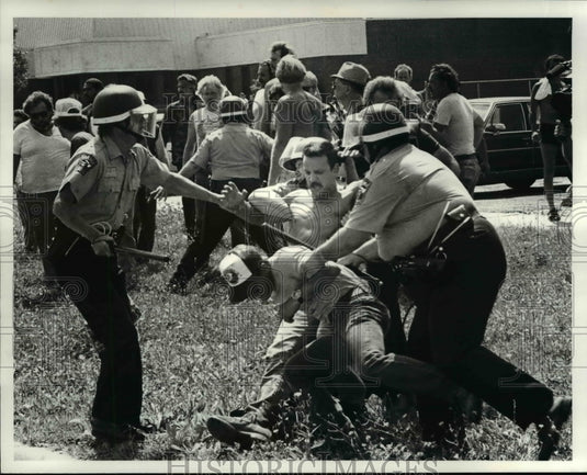 1986 Press Photo pickets police at Toy's R Us in Parmatown - Historic Images
