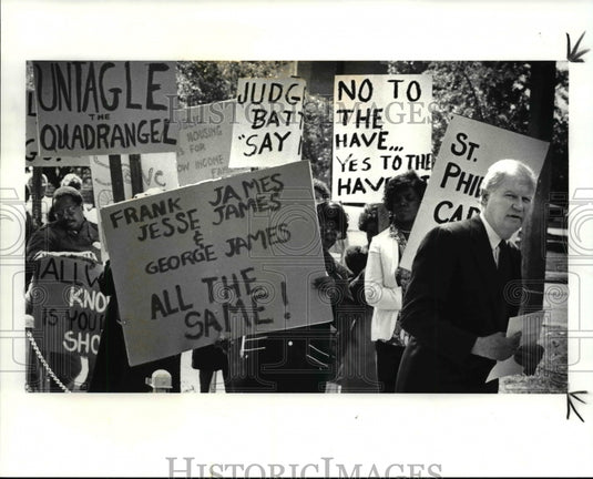 1986 Press Photo Reverend Davis with the church members protest - Historic Images