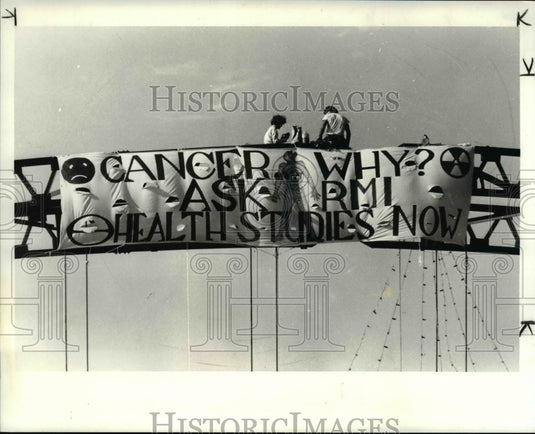1984 Press Photo The banner of the protestors in Cleveland - Historic Images