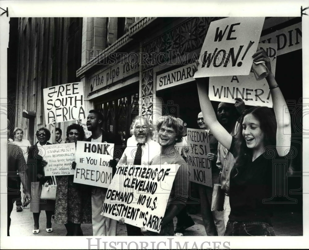 1985 Press Photo The demonstrators in a victory celebration - Historic Images