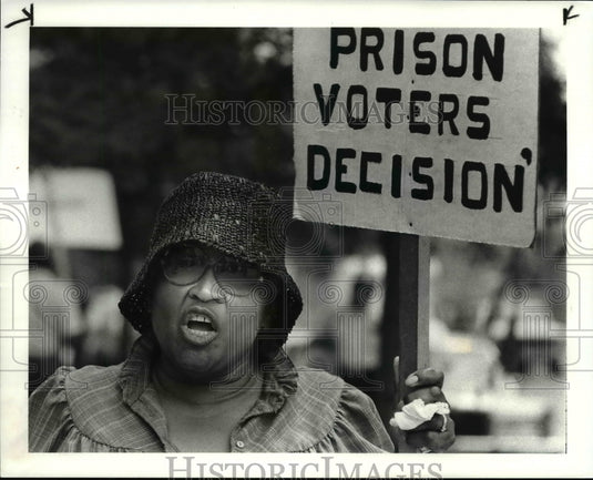 1985 Press Photo The residents protest of the Coit Road prison site - Historic Images