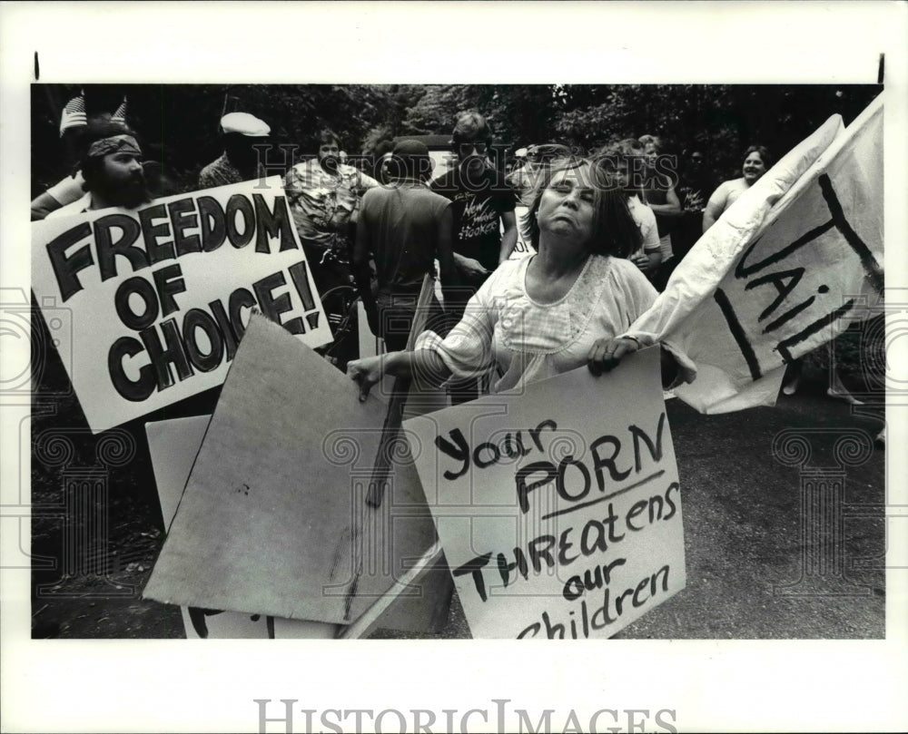 1985 Press Photo Valerie Robinson, anti porn coalition member during a protest - Historic Images