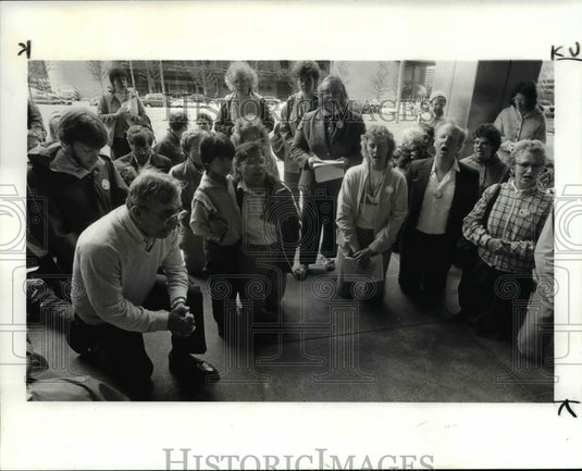 1986 Press Photo Protesters gather infront of main entrance to Federal building - Historic Images