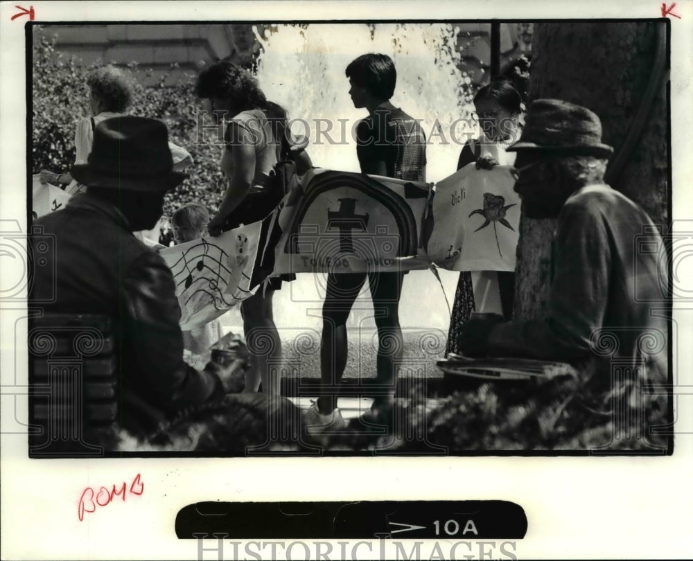 1985 Press Photo Demonstrators encircled the fountain on Public Square - Historic Images