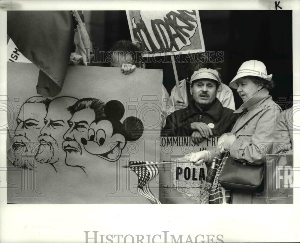 1983 Press Photo Anti Communists at protest at Justice Center - Historic Images