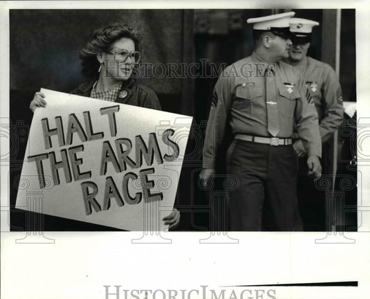 1982 Press Photo Kathy McConaughy at Federal Building to protest nuclear arms - Historic Images