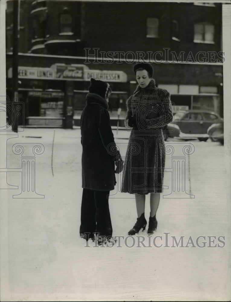 1940 Press Photo Policewoman Erma Molnar Questioning a Stray Child - cva76164-Historic Images