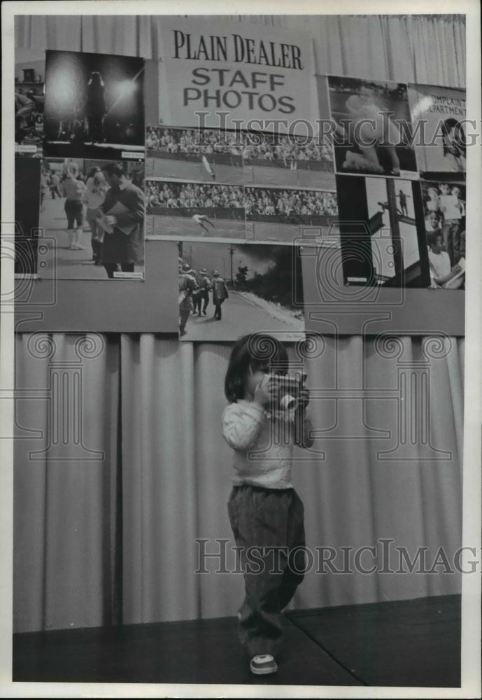 1971 Press Photo Sascha Using a Camera in front of the Pain Dealer Staff Photos-Historic Images