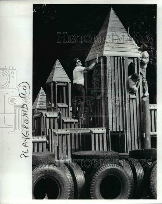 1989 Press Photo Shawn Kelly, Matt Mocadlo & George Neff playing on a Park - Historic Images