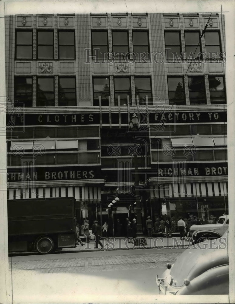 1939 Press Photo Richard Brothers Clothing Store, Euclid Ave. - cva76313-Historic Images