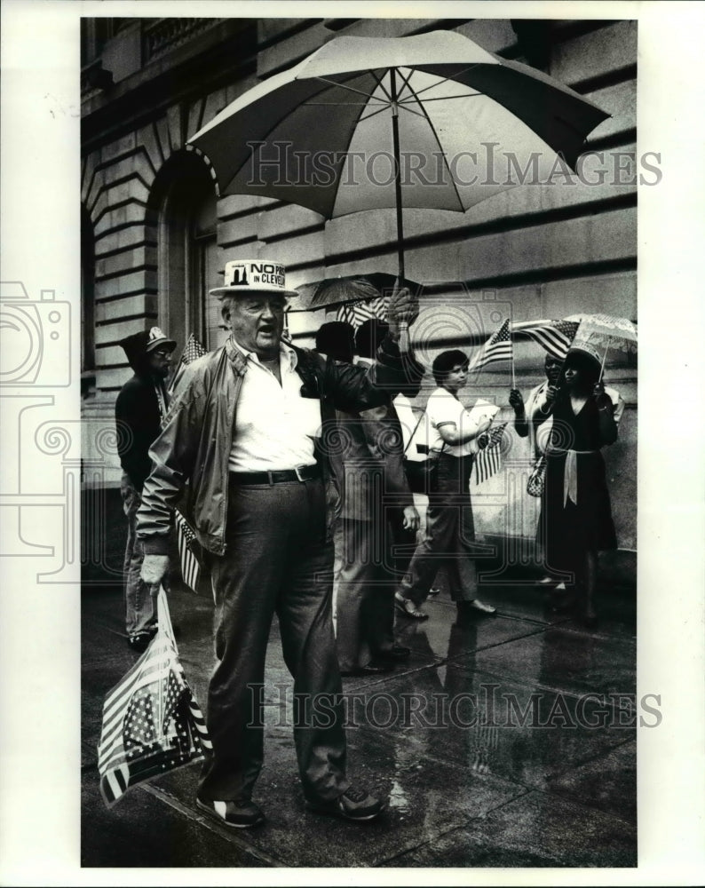 1986 Press Photo Jack Petrusiak of COPS Shouts - Historic Images