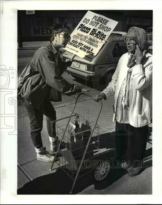 1987 Press Photo Picketer Patti Baizer a Gales employee picketing school - Historic Images