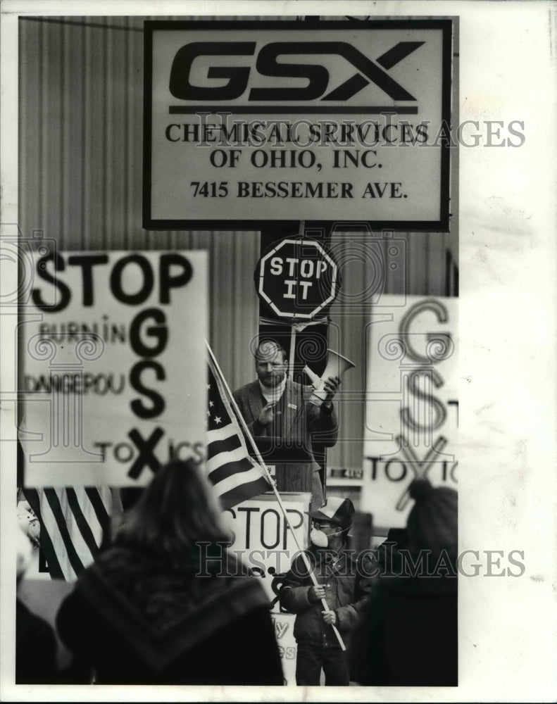 1989 Press Photo March organizer David Domzalski holds a bullhorn as he rallies - Historic Images