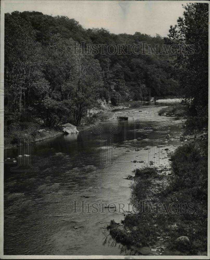 1945 Press Photo Chagrin River looking South from bridge at Gates Mills - Historic Images