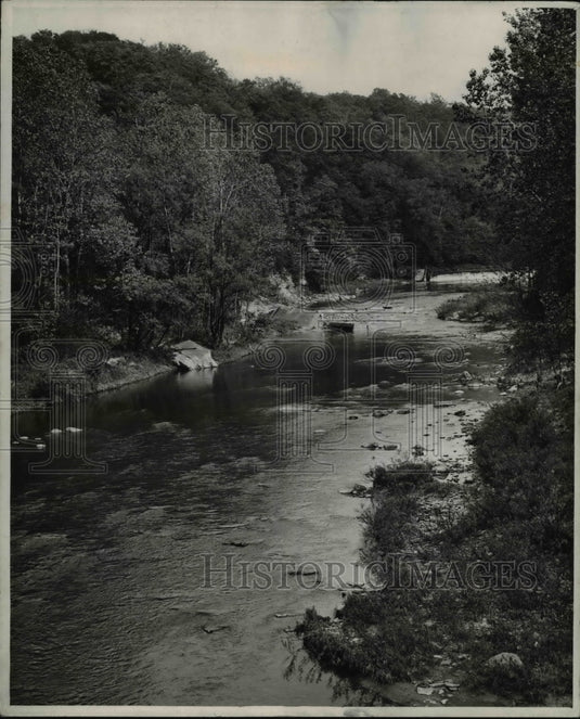 1945 Press Photo Chagrin River looking South from bridge at Gates Mills - Historic Images