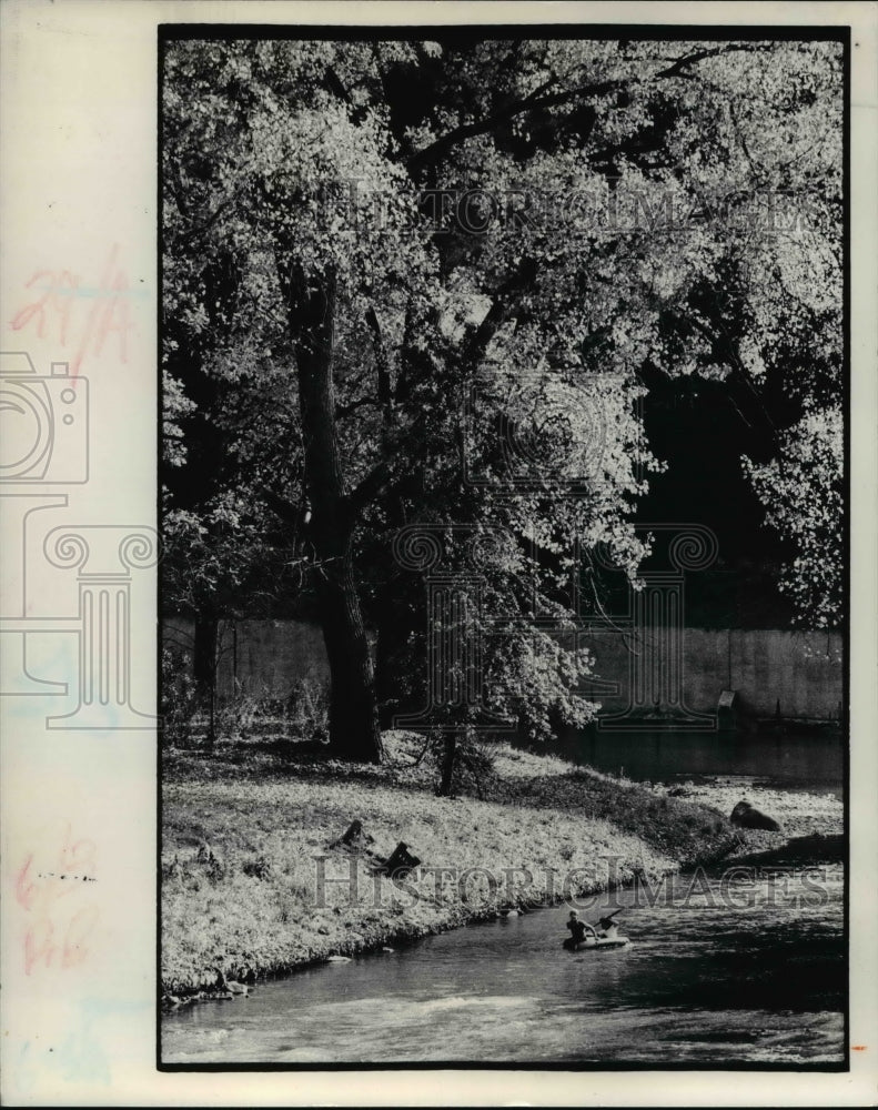 1976 Press Photo 2 youths float down the Chagrin River near Dodd Rd. Willoughby - Historic Images