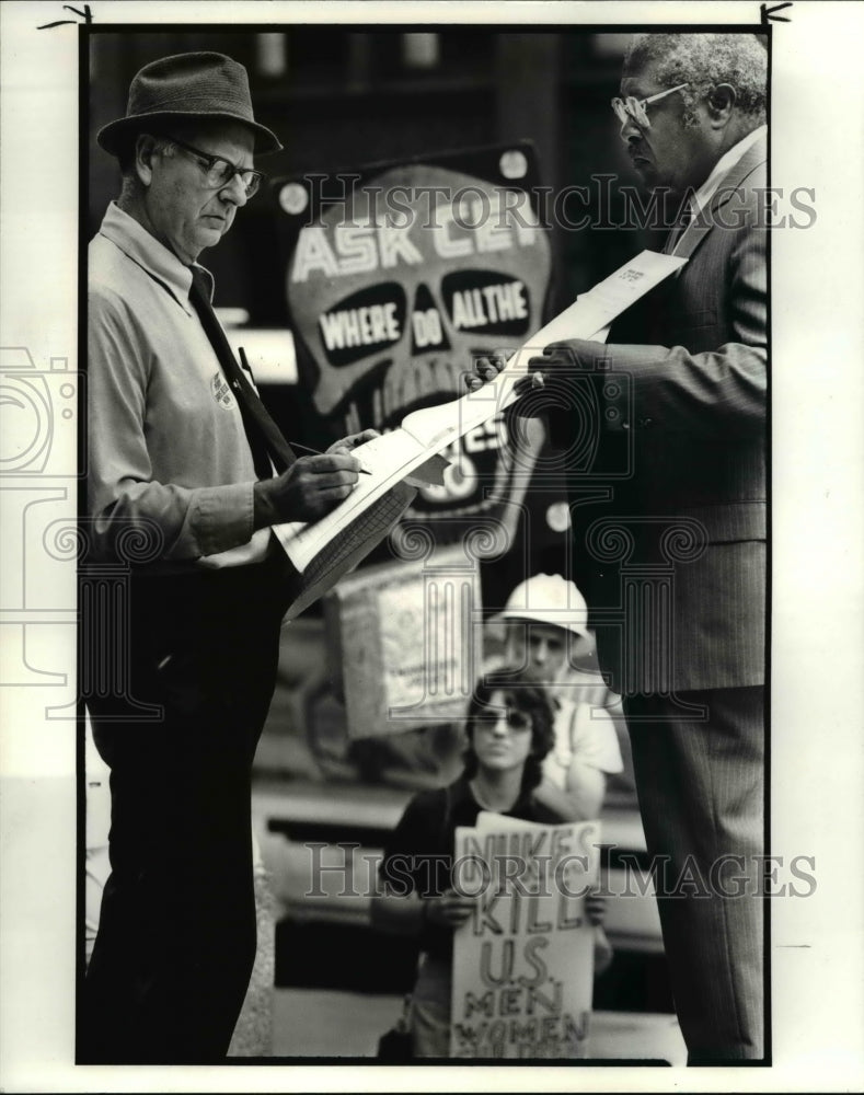 1986 Press Photo Arnold Gleisser from Save our State from Radioactive Waste - Historic Images