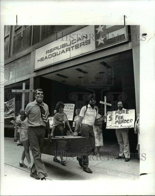 1985 Press Photo Nicaragua demonstration in front of republican Headquarters - Historic Images