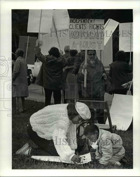 1985 Press Photo Reggie Chappell and daughter Candice make a sign protest-Historic Images