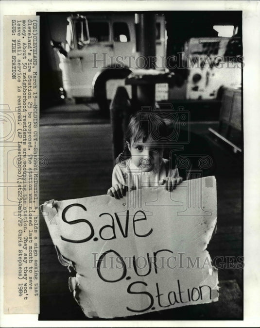 1984 Press Photo Shannon McDaniel with the sign to reopen Cleveland Fire Station - Historic Images