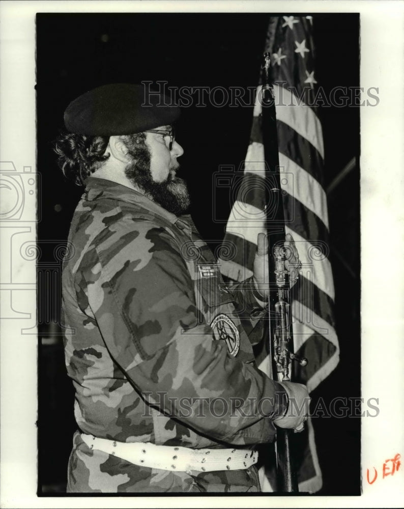 1983 Press Photo Leslie Morgan with the flag during a vigil for MIA - Historic Images