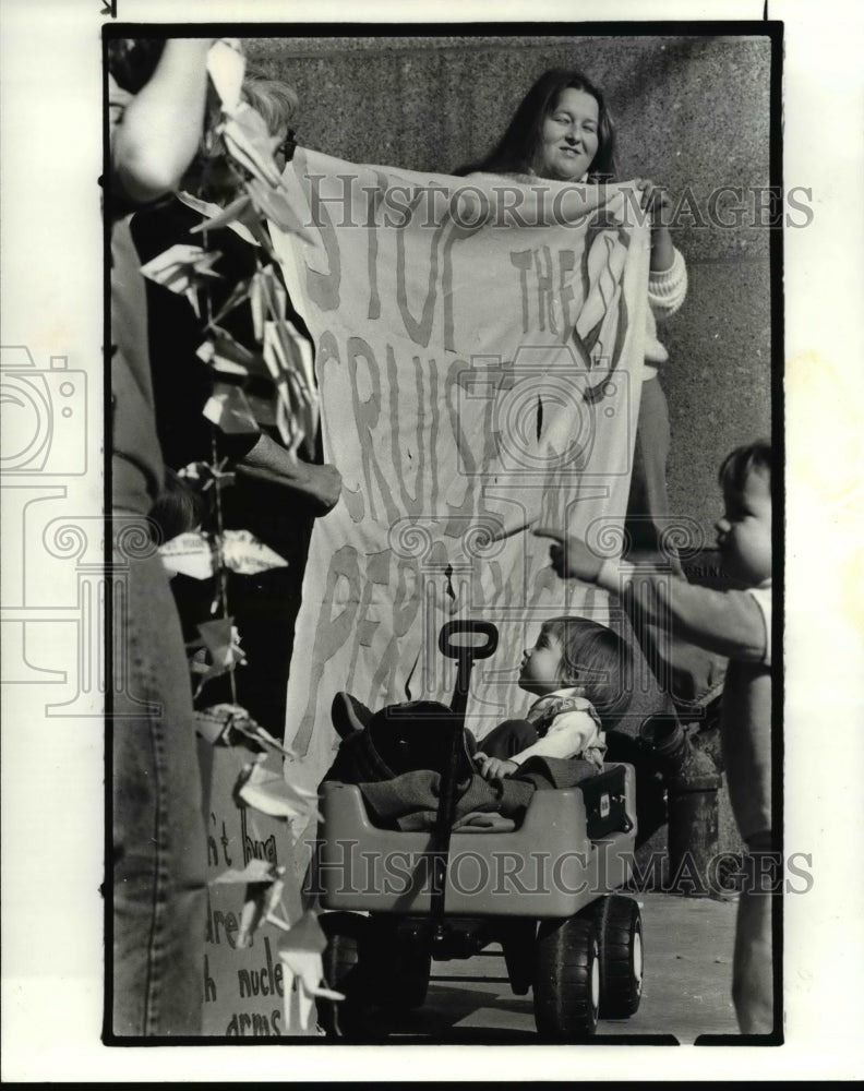 1983 Press Photo Maggie Murphy with the protest signage against the missiles-Historic Images