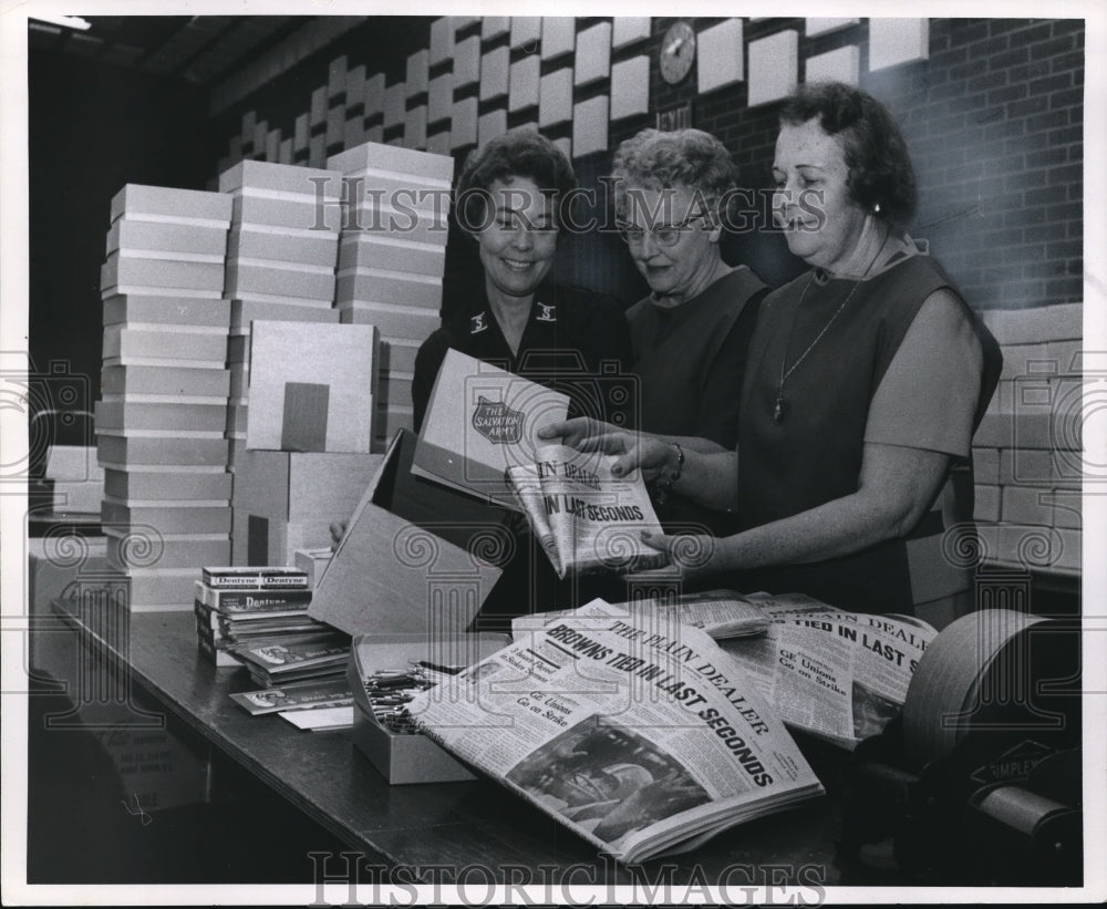 1969 Press Photo Volunteer workers at Salvation Army Headquarters inserting - Historic Images