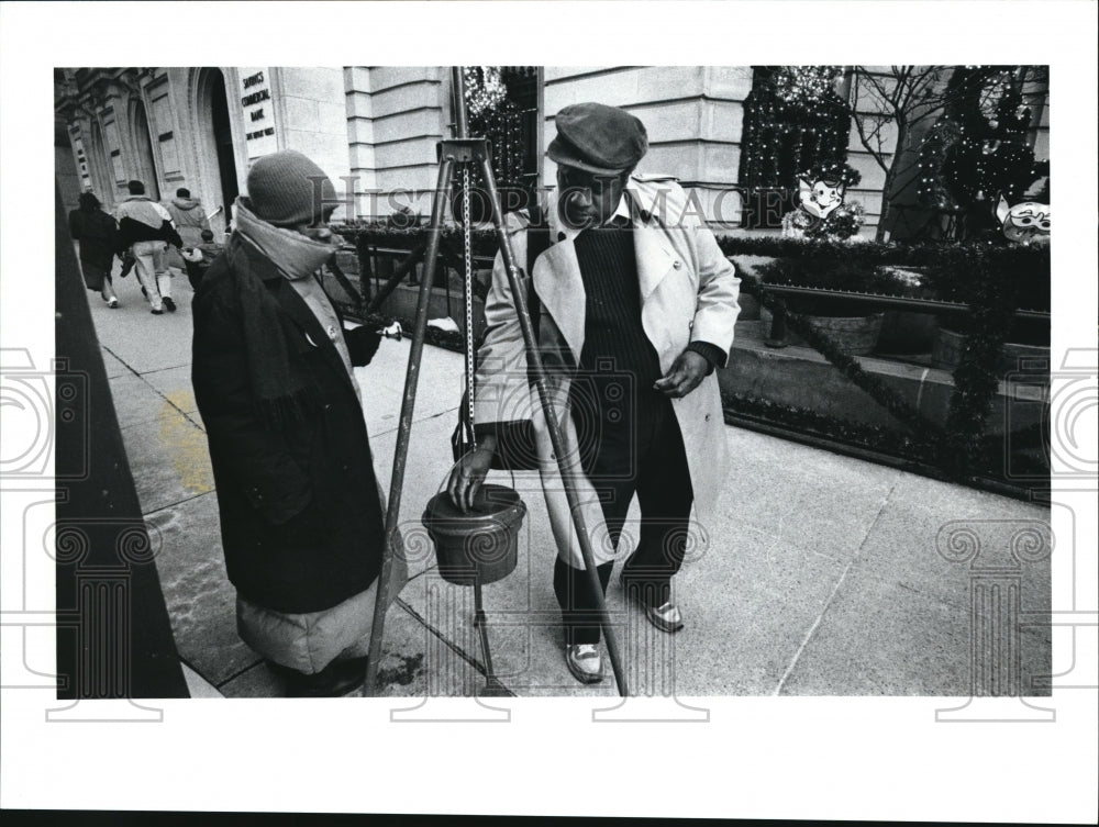 1991 Press Photo Michelle Williams operates the bell for the red kettle - Historic Images