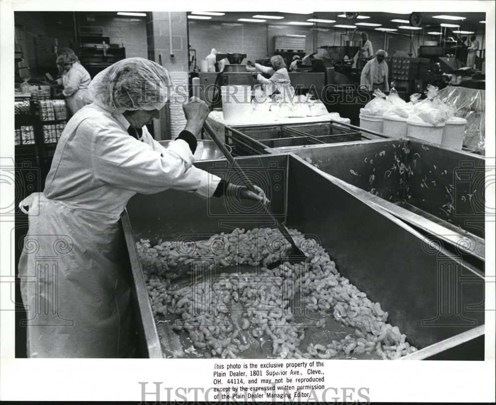 1988 Press Photo Barbra Feskanich, mixes salads at Sandridge Gourmet Salads - Historic Images