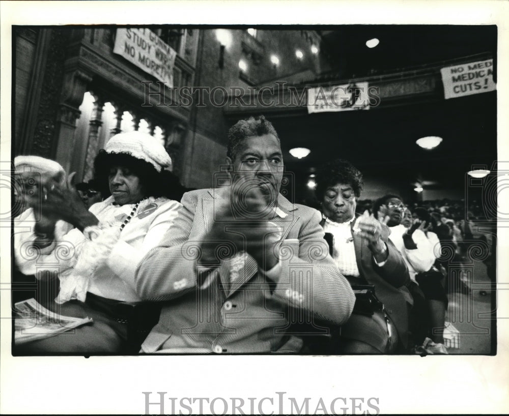 1985 Press Photo Robert Blackmon applauds Bishop Pilla after his speech - Historic Images