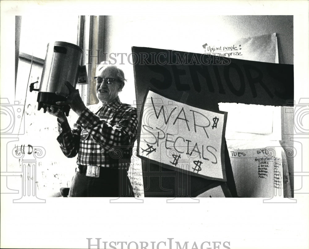 1984 Press Photo Senior Citizen Floyd Mills and his war specials. - Historic Images