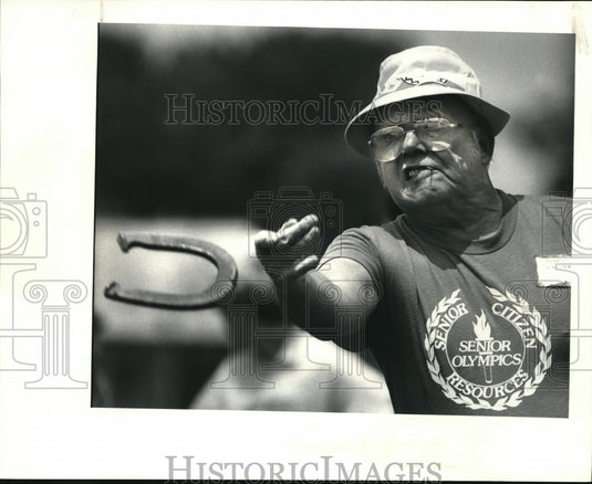 1986 Press Photo Robert Weaver, tosses horseshoes at the senior olympics held at - Historic Images