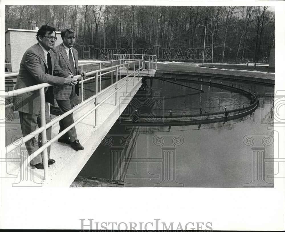 1982 Press Photo Mayor Earl Martin at Rocky River Water Treatment plant - Historic Images