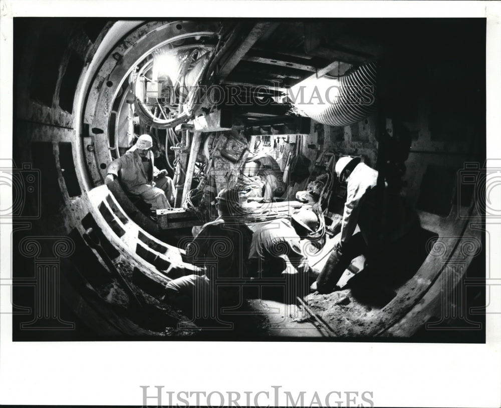 1986 Press Photo Workers drilling for new sewer pipe in the tunnel - Historic Images